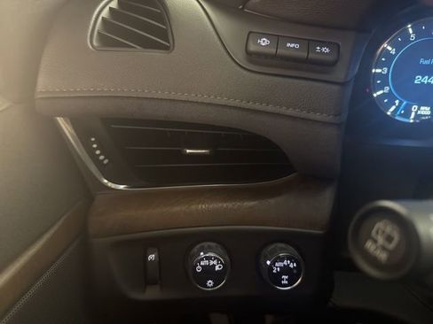 Used 2017 Cadillac Escalade ESV Premium Luxury image 21