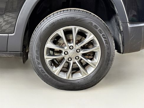 Used 2019 Jeep Cherokee Latitude Plus w/ Cold Weather Group image 29