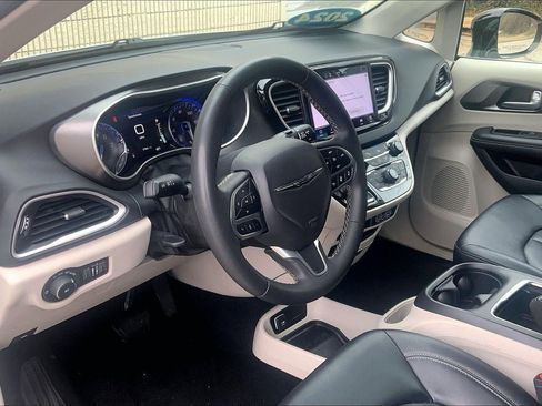 Used 2024 Chrysler Pacifica Touring-L image 14
