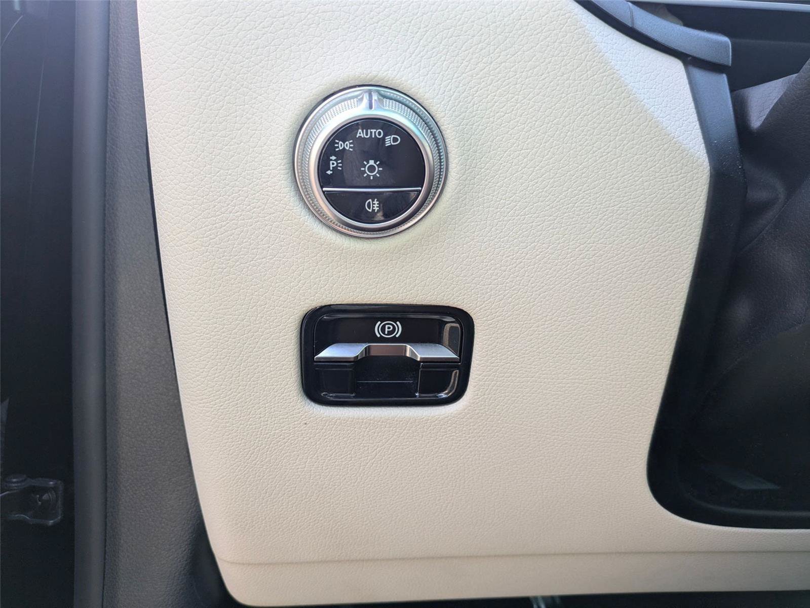 Used 2024 Mercedes-Benz GLC 300 4MATIC image 17