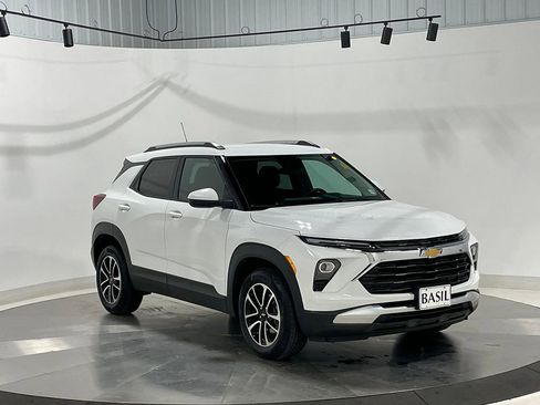Used 2025 Chevrolet TrailBlazer LT w/ LT Cold Weather Package FWD image 30
