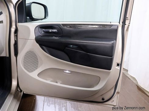 Used 2015 Chrysler Town & Country Touring FWD image 31