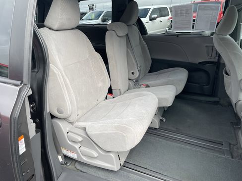 Used 2015 Toyota Sienna LE FWD image 27