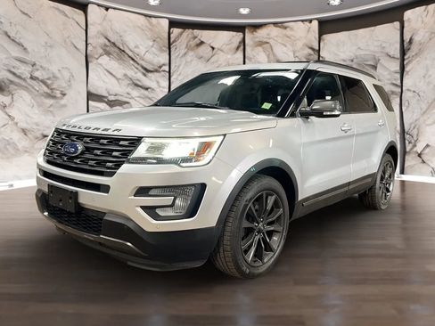Used 2017 Ford Explorer XLT w/ Equipment Group 202A AWD/4WD image 7