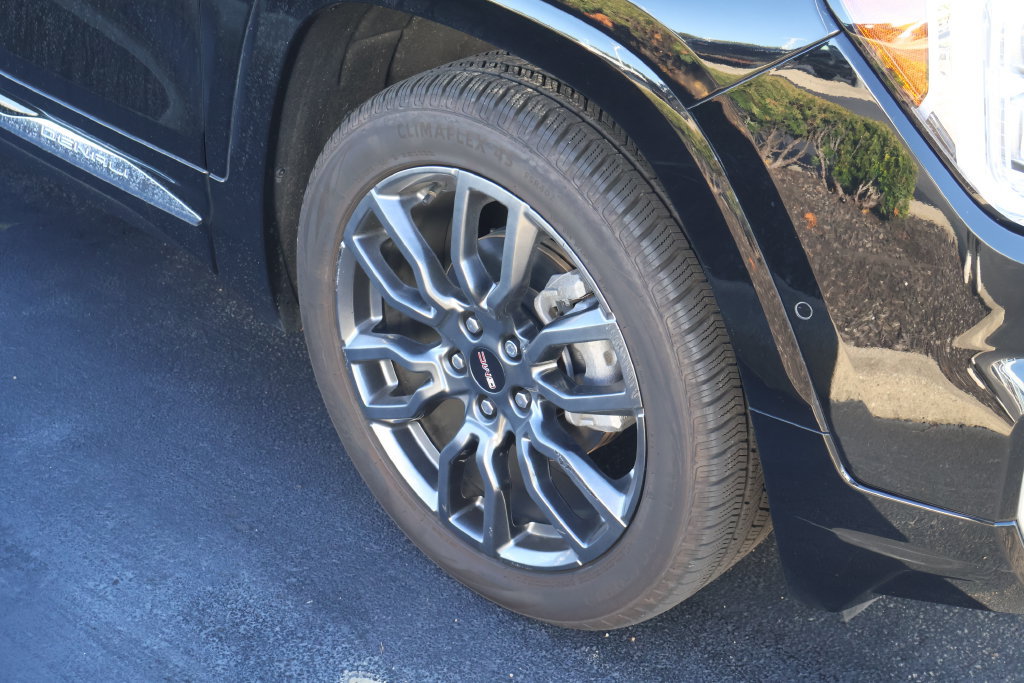 Used 2024 GMC Terrain Denali w/ Black Diamond Edition AWD/4WD image 7