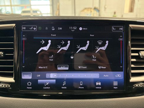 Used 2024 Chrysler Pacifica Touring-L FWD image 30