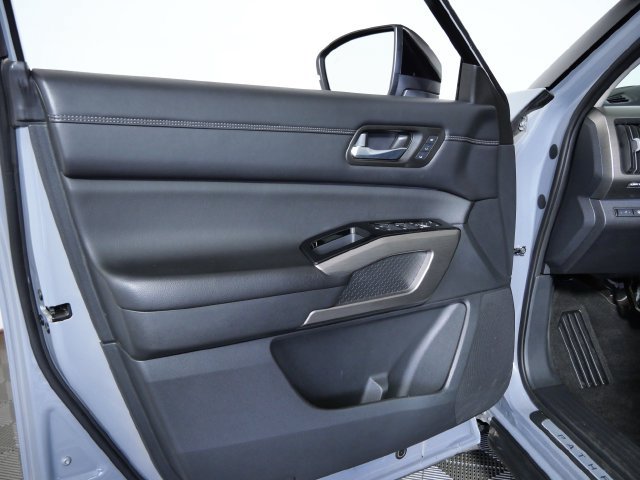 Used 2023 Nissan Pathfinder Platinum AWD/4WD image 17