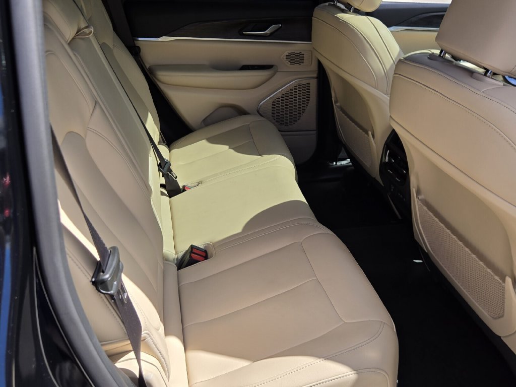 Used 2026 Jeep Grand Cherokee Limited w/ Limited Altitude Package RWD image 17