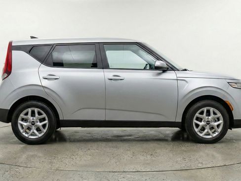 Used 2025 Kia Soul LX w/ LX Technology Package FWD image 11