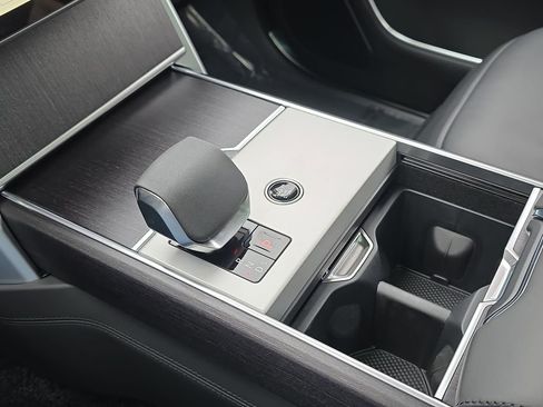 New 2025 Land Rover Range Rover Long Wheelbase SE image 25