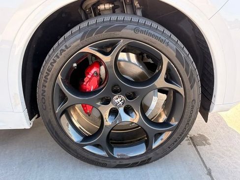 Used 2023 Alfa Romeo Stelvio Veloce AWD/4WD image 9