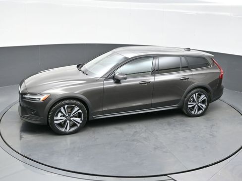 Used 2025 Volvo V60 B5 Cross Country Plus AWD/4WD image 34