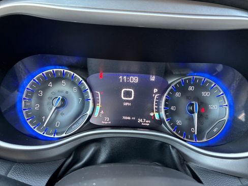Used 2023 Chrysler Pacifica Touring-L FWD image 16