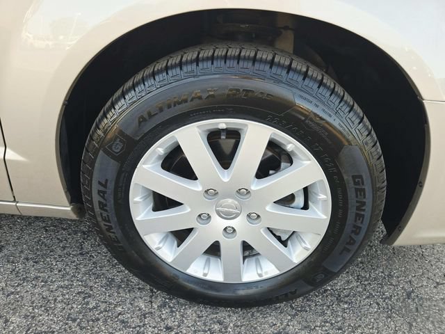 Used 2015 Chrysler Town & Country Touring FWD image 16