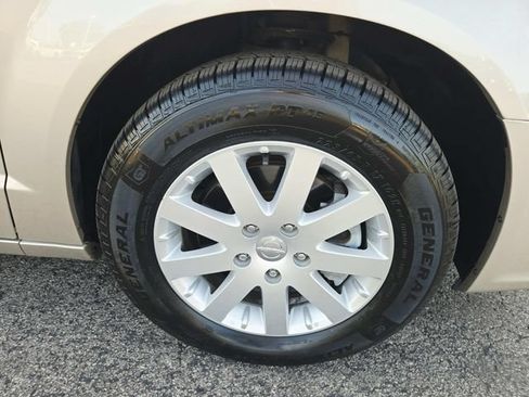 Used 2015 Chrysler Town & Country Touring FWD image 16