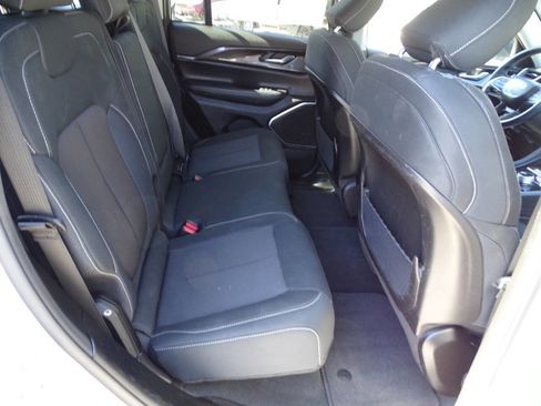 Used 2022 Jeep Grand Cherokee Laredo w/ Luxury Tech Group I image 40