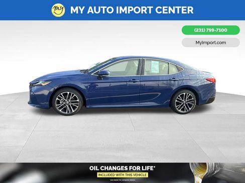 Used 2025 Toyota Camry XLE FWD image 4