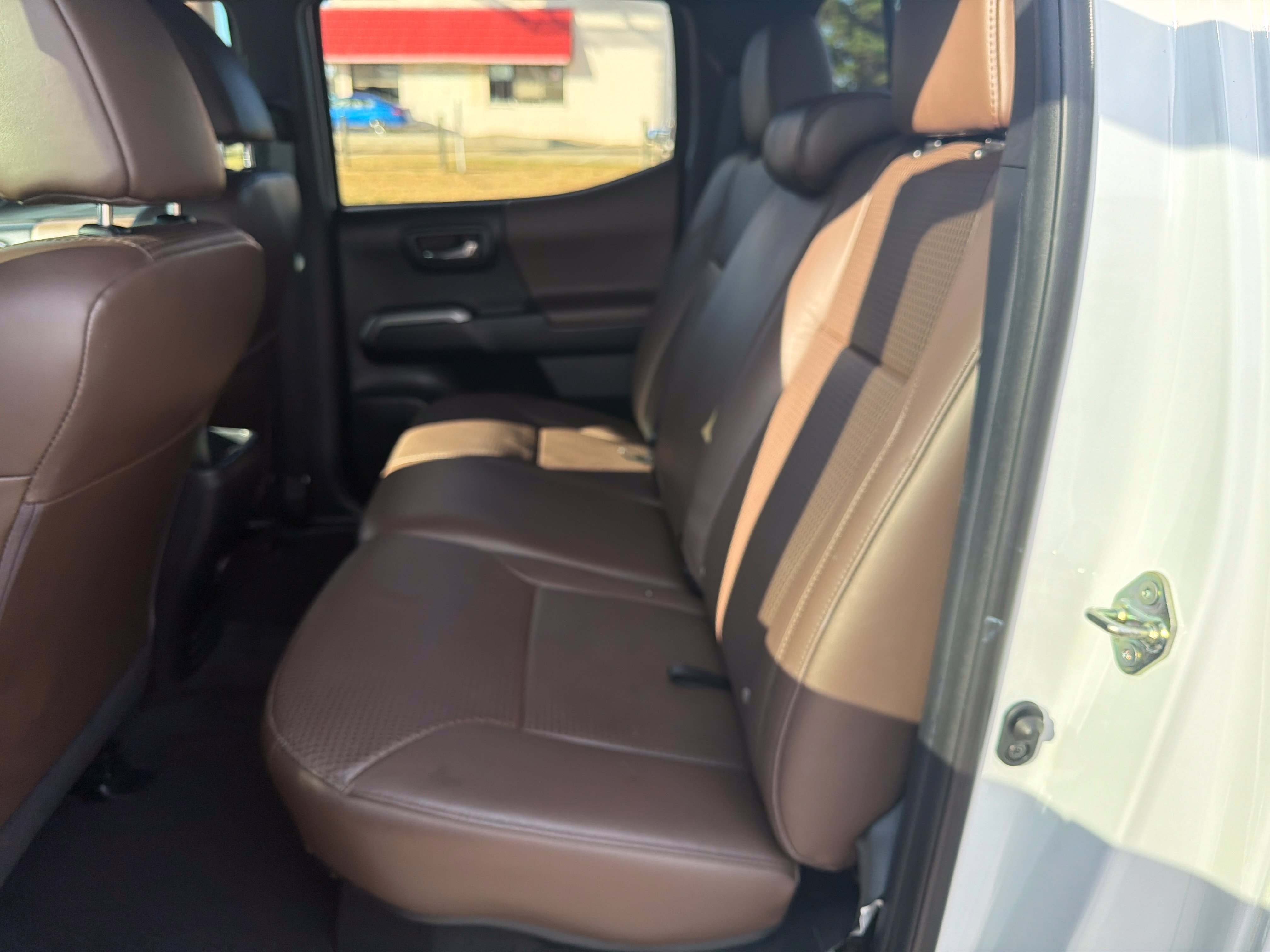 Used 2016 Toyota Tacoma Limited w/ Towing Package AWD/4WD image 9