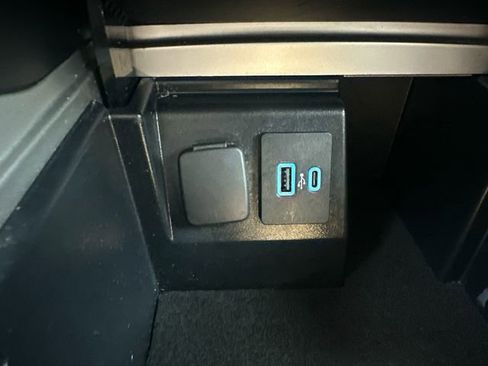 Used 2022 Ford Explorer XLT w/ Equipment Group 202A AWD/4WD image 31