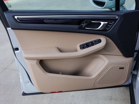 Certified 2024 Porsche Macan AWD/4WD image 29