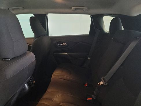 Used 2021 Jeep Cherokee Latitude FWD image 18