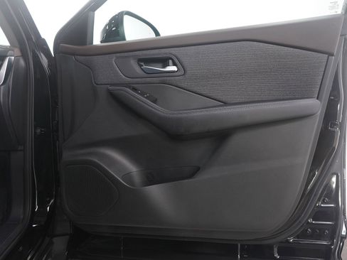 Used 2021 Nissan Rogue SV image 9