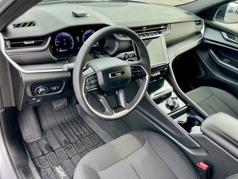 Used 2025 Jeep Grand Cherokee L Laredo image 38