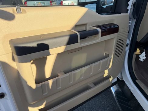 Used 2010 Ford F350 Lariat image 7