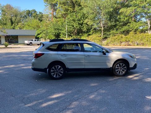 Used 2016 Subaru Outback 2.5i Limited AWD/4WD image 4