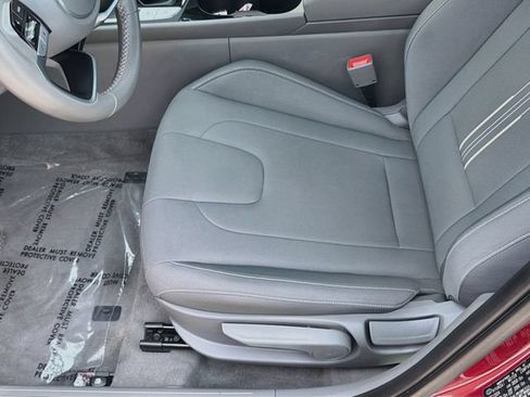 Certified 2025 Hyundai Elantra SEL FWD image 19