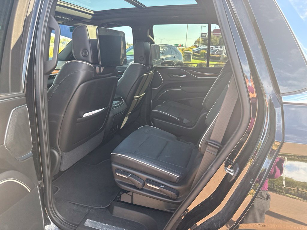 Used 2021 Cadillac Escalade Premium Luxury AWD/4WD image 13