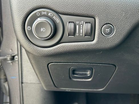 Used 2020 Jeep Cherokee Trailhawk w/ Comfort/Convenience Group AWD/4WD image 15