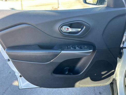 Used 2019 Jeep Cherokee Latitude w/ Popular Appearance Group image 11