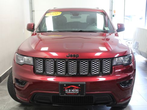 Used 2021 Jeep Grand Cherokee Laredo X image 2