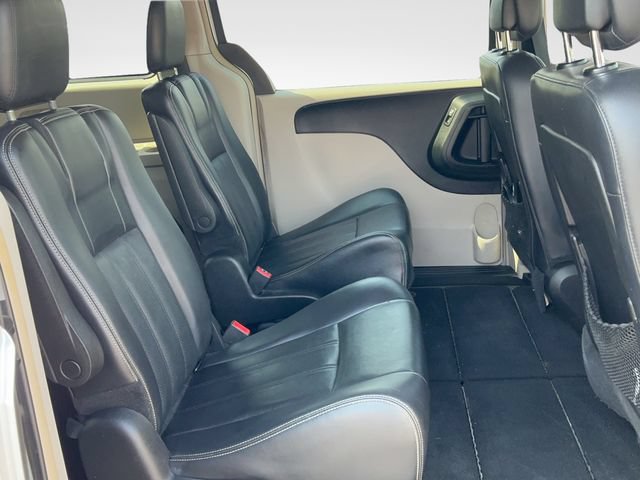 Used 2012 Chrysler Town & Country Touring w/ Entertainment Group #1 FWD image 22
