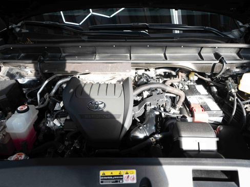 Used 2023 Toyota Highlander XLE image 32