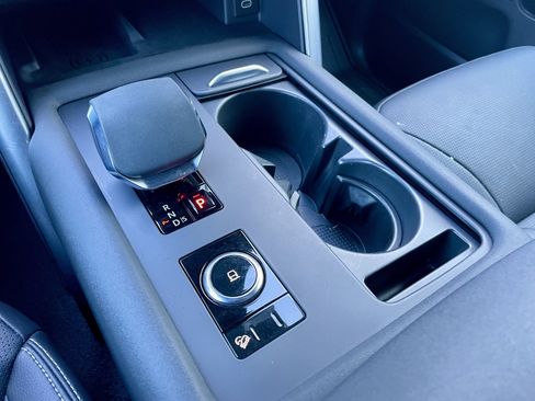 Certified 2024 Land Rover Discovery Dynamic SE image 20