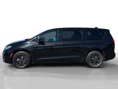 Used 2022 Chrysler Pacifica Touring-L w/ Uconnect Theater Family Group FWD image 2