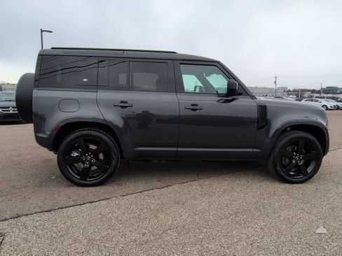 Used 2022 Land Rover Defender 110 SE image 7