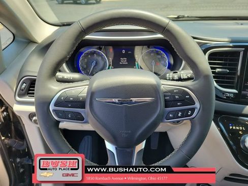 Used 2023 Chrysler Pacifica Touring-L FWD image 20