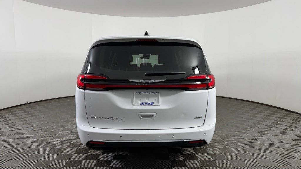 Used 2024 Chrysler Pacifica Touring-L AWD/4WD image 7