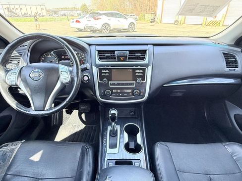 Used 2017 Nissan Altima 2.5 SL w/ Moonroof Package image 2