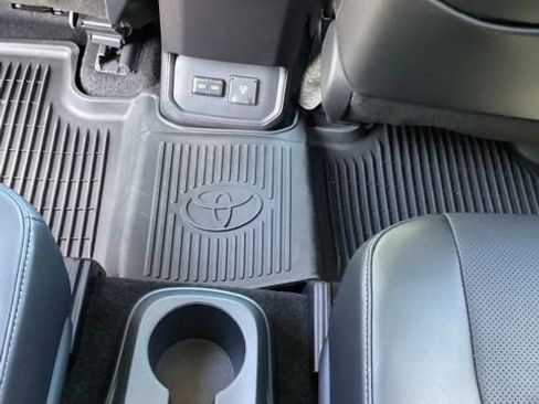 Used 2024 Toyota Highlander Platinum FWD image 18