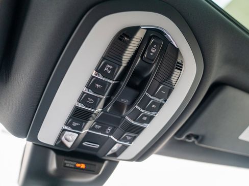 Certified 2025 Porsche Macan image 19