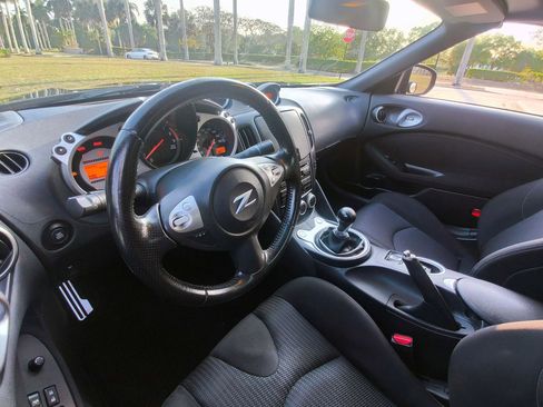 Used 2010 Nissan 370Z Roadster RWD image 20