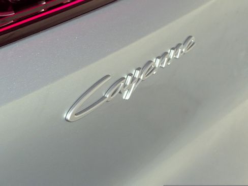 Certified 2025 Porsche Cayenne AWD/4WD image 15