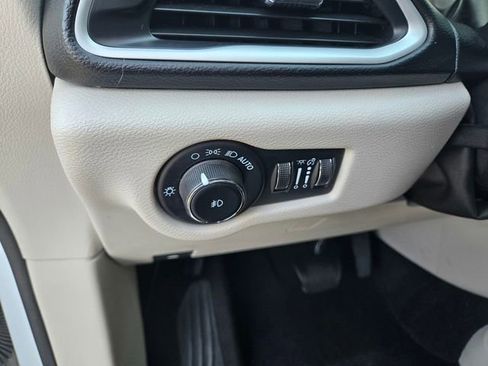 Used 2023 Chrysler Pacifica Touring-L image 14