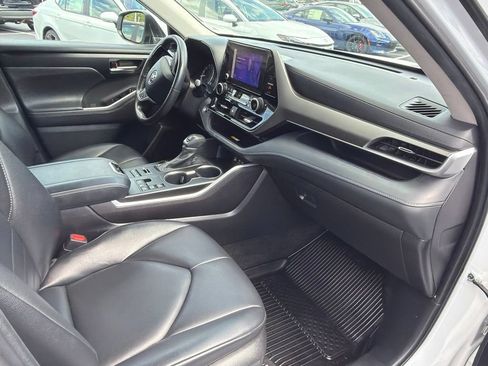 Used 2023 Toyota Highlander XLE AWD/4WD image 9