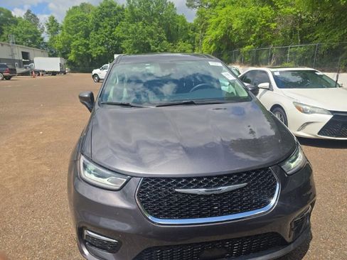 Used 2023 Chrysler Pacifica Touring-L image 2