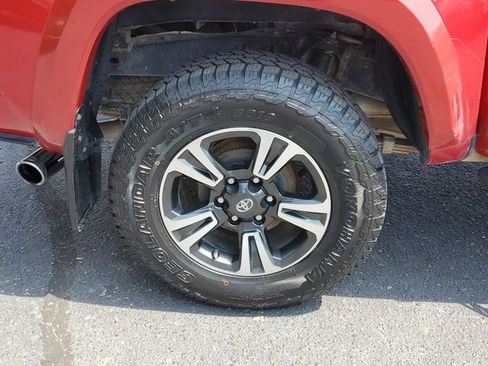 Used 2019 Toyota Tacoma TRD Sport AWD/4WD image 5